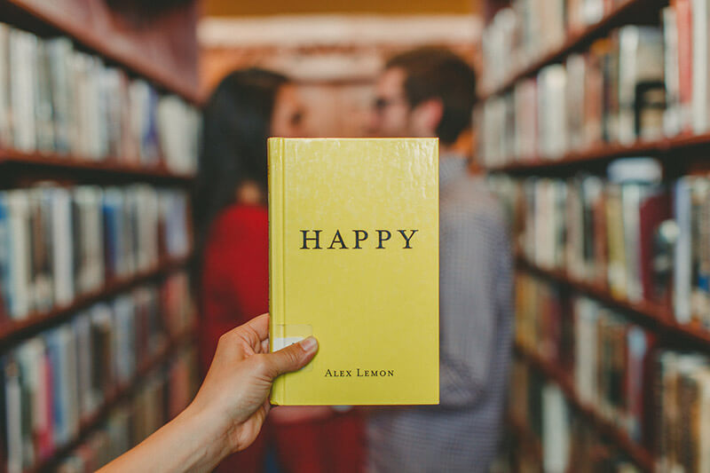 Lire et écrire rend heureux ! Porte-plume spécialiste du livre sur-mesure